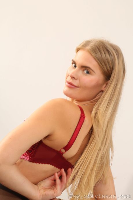 Blond britisk pige Tayla tager en rød kjole af, før hun klæder sig ud i strømpebukser