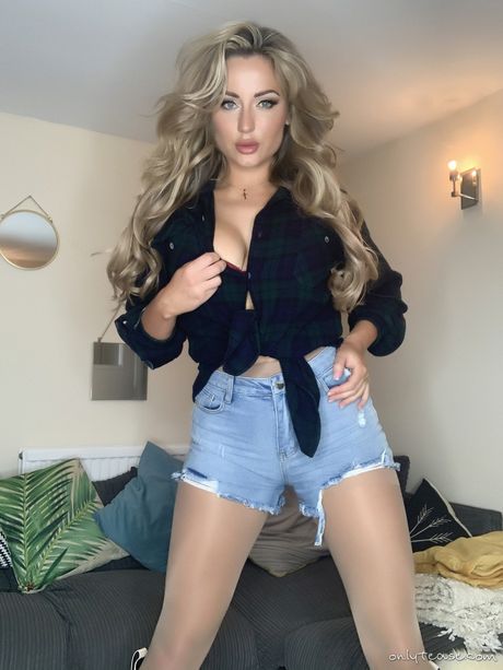 Den fantastiske britiske blonde teenager Lana tager sin bh og strømpebukser af for at blive nøgen