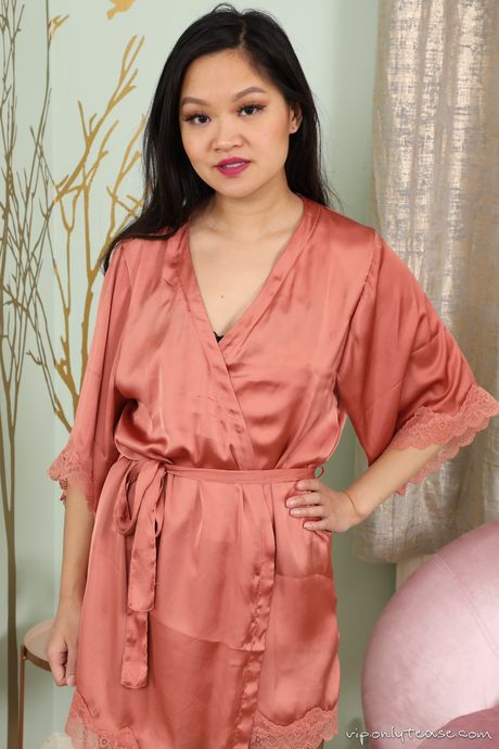 Mørkhåret teenager Louisa Lu fjerner lingeri og strømper for at blive nøgen