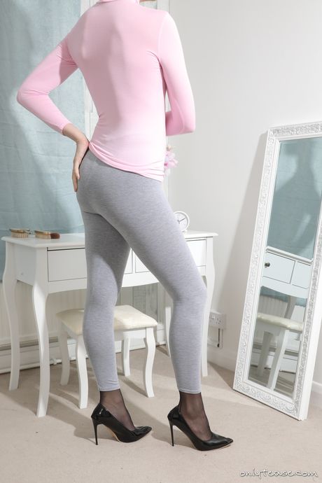 Fantastic Mystery Model shows off her big booty in a hot striptease