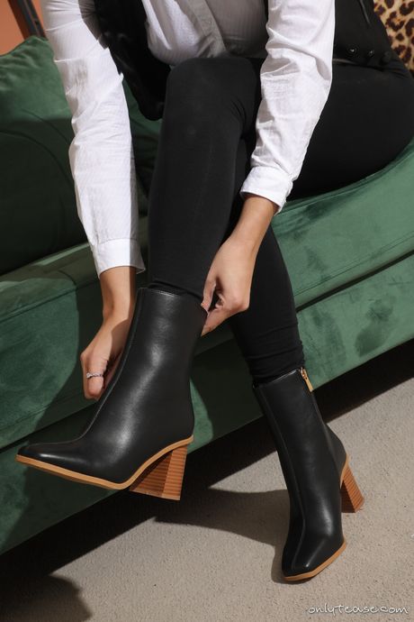 Vidunderlig kontorpige-mysteriemodel stripper til sine strømper og afslører sine store bryster