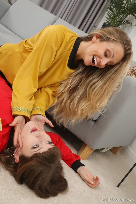 ストッキング姿の魅惑的な素人美女たちが服を脱いでオマンコを弄ぶ