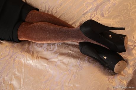 黑髮神秘模特兒身穿黑色絲襪，展現她平坦的乳房和火辣的臀部