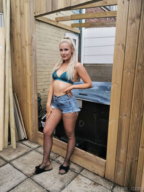 金髪の英国人美女ペイジ・Fがお風呂に入る前に裸になる