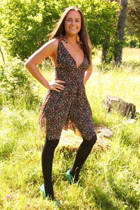 Vidunderlig britisk brunette Siobhan Murray fremhæver sin store røv og sin barberede fisse udendørs