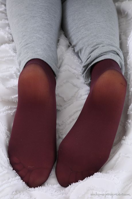 Tania Aresti 在獨奏中展示了她豐滿的臀部和剃光的陰部