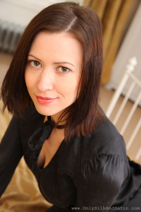 Fantastisk tjekkisk brunette babe i strømpebukser afslører store bryster og barberet fisse