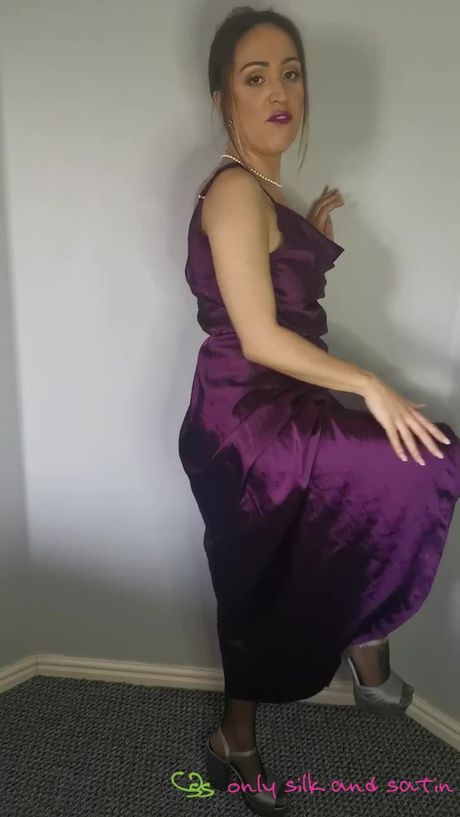 黒髪の少女サマンサは裸になる前に素敵なおっぱいを誇示します