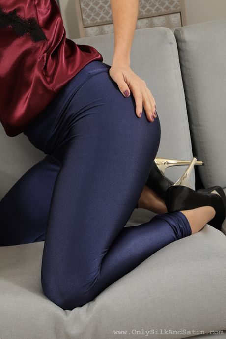 金髪のイギリス人美女スージー・スターが絨毯の上で優雅に体を露出