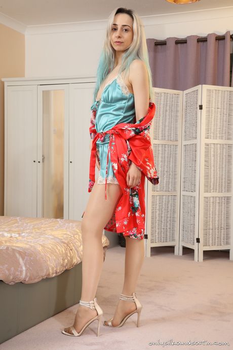 性感的英國封面女郎 Tania A 脫掉裙子和褲襪，赤裸裸地