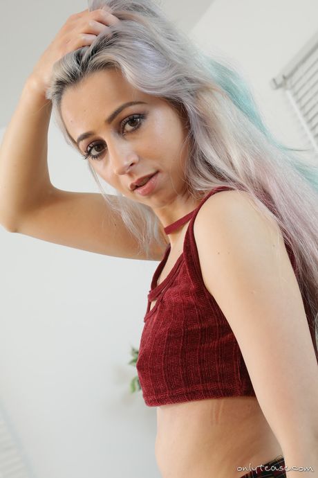 金髪の英国美人タニア・アレスティは、チェック柄のスカートとパンストを脱いで自由に働く