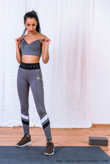 Den engleagtige tjekkiske coverpige Catalaya bliver nøgen i et par jeans og en sports-bh