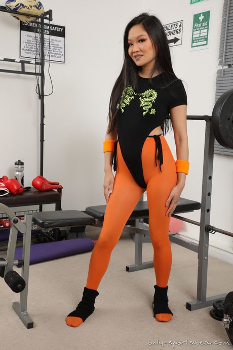 Mørkhåret teenager Louisa Lu bliver nøgen på en yogamåtte