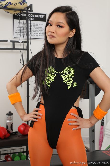 Mørkhåret teenager Louisa Lu bliver nøgen på en yogamåtte