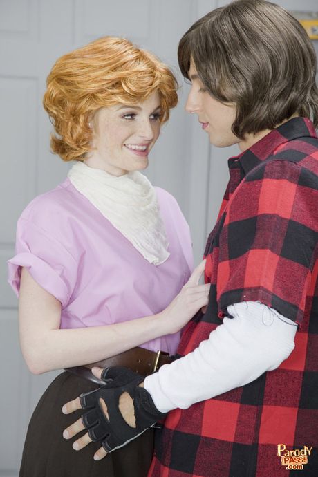 Blond amerikansk dukke Faye Reagan har sex med sin stedbror i et kollegieværelse