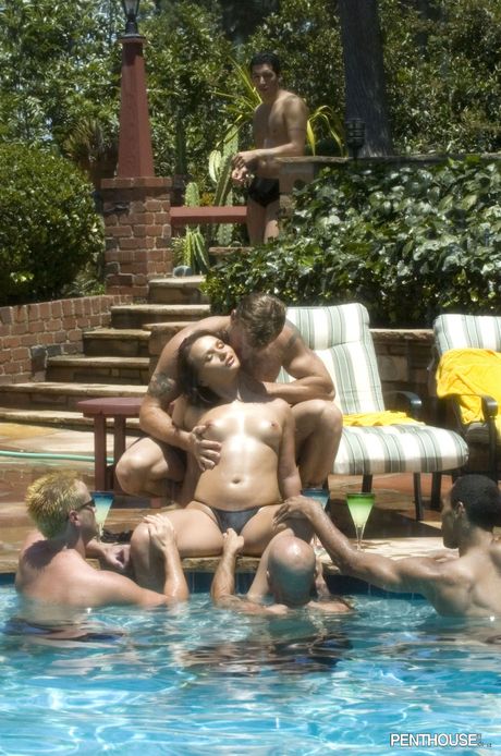 Katja Kassin 在泳池邊被幾個男人幹了