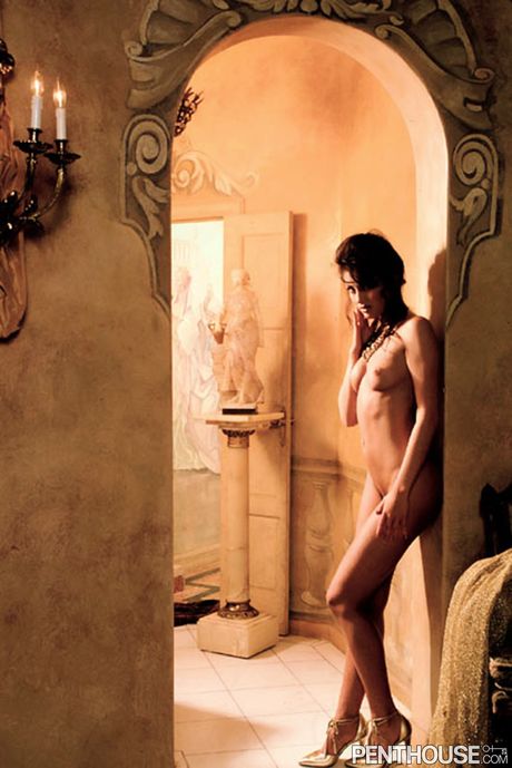 Mørkhåret tjekkisk pige Kelly Havel viser sin massive røv og klæder sig af foran kameraet