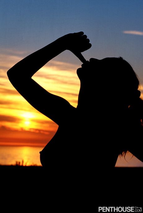 Den tjekkiske skønhed Sandra Shine viser sine store jugger og sin barberede fisse frem i en solo