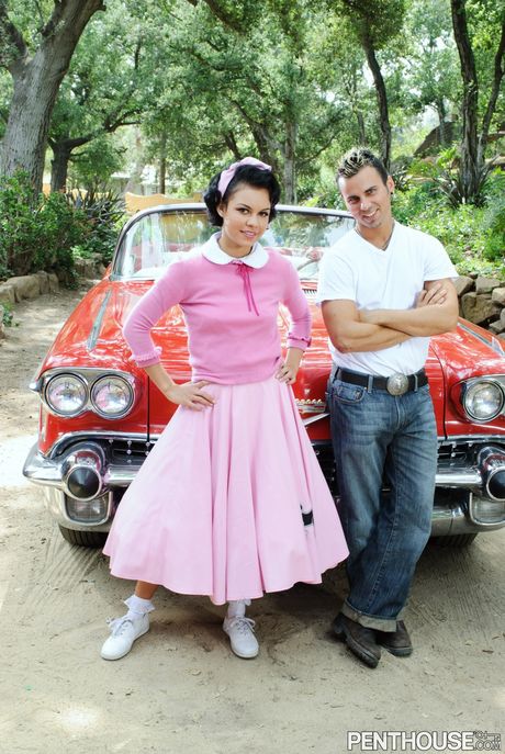 Slående amerikanske mørkhårede Ruby Knox bliver nøgen før en knepper på et tæppe