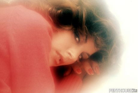 ヴィンテージペントハウスモデルのダニエル・デヌーが偽のおっぱいとセクシーなお尻を披露