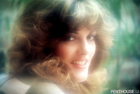 ヴィンテージペントハウスモデルのダニエル・デヌーが偽のおっぱいとセクシーなお尻を披露