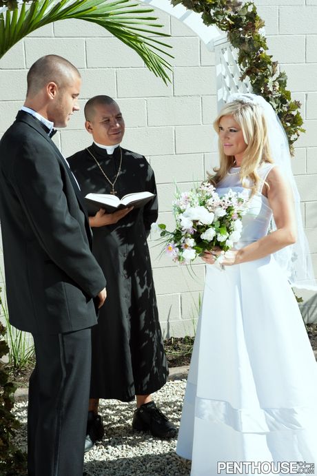 金髪のアメリカ人花嫁アーリャン・アスティンは結婚式の日に犯され、ザーメンを浴びる