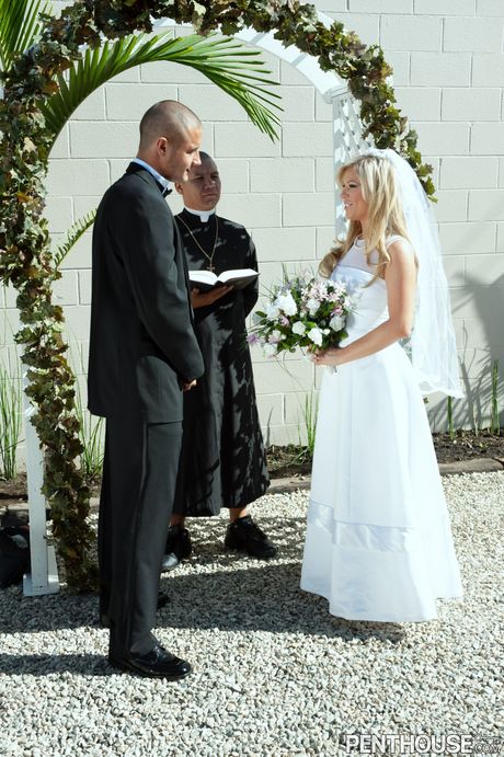 金髪のアメリカ人花嫁アーリャン・アスティンは結婚式の日に犯され、ザーメンを浴びる