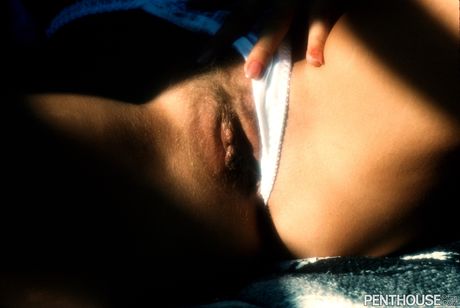 擁有小胸的金髮女郎琳達約翰森穿著戲服在戶外擺姿勢