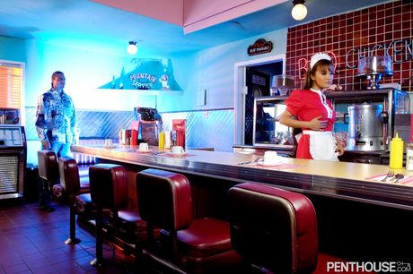 亞洲調酒師米婭·斯邁爾斯的剃光陰戶被一位淫蕩的顧客猛幹