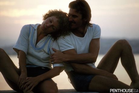 セクシーなブロンドのスージー・ランドールは、屋外で彼女の猫を舐められ、犯される