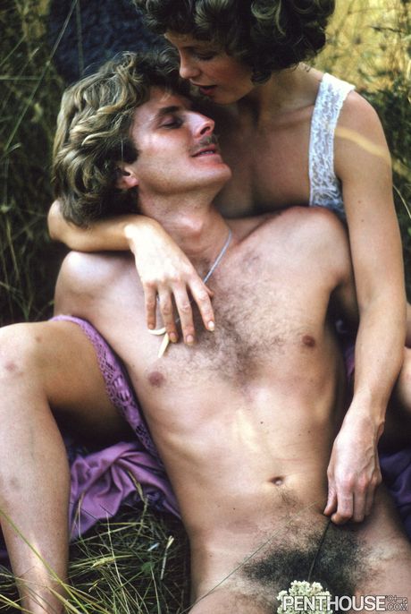 セクシーなブロンドのスージー・ランドールは、屋外で彼女の猫を舐められ、犯される