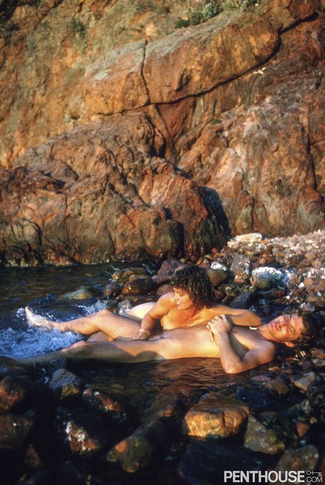 セクシーなブロンドのスージー・ランドールは、屋外で彼女の猫を舐められ、犯される