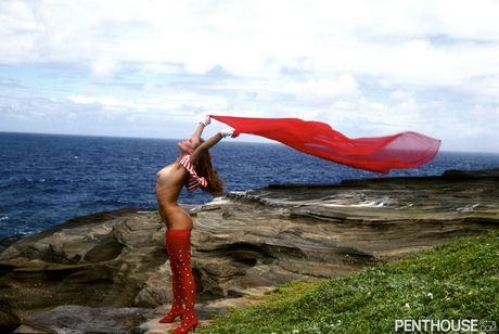 セクシーなブロンドのシャネルが熱い屋外ストリップショーで大きなおっぱいとお尻を露出する