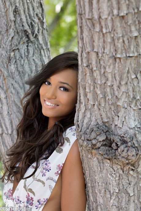 Ebony centerfold Noelle Monique viser sine store naturlige bryster udendørs