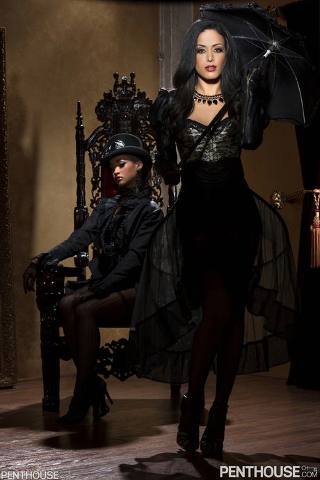 Ebony MILF Layla Sin og hot lesbisk Skin Diamond slikker hinandens fisse