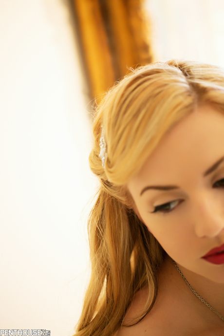 金髮寶貝 Lexi Belle 戴著黑色手套用手指插入濕潤的陰部並露出她的屁股