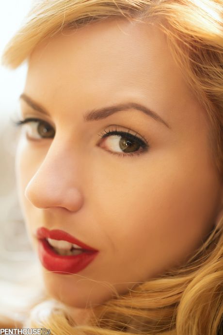 金髮寶貝 Lexi Belle 戴著黑色手套用手指插入濕潤的陰部並露出她的屁股