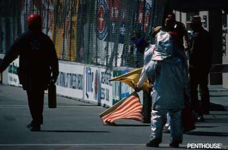 ブルネットの美女ダニエル・ジニブレが胸を強調し、コンバーチブルでポーズをとる