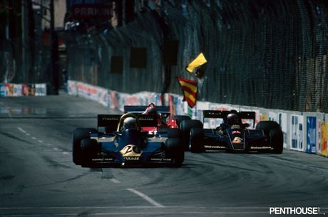 ブルネットの美女ダニエル・ジニブレが胸を強調し、コンバーチブルでポーズをとる