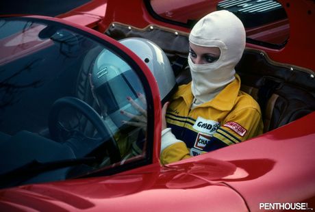 ブルネットの美女ダニエル・ジニブレが胸を強調し、コンバーチブルでポーズをとる