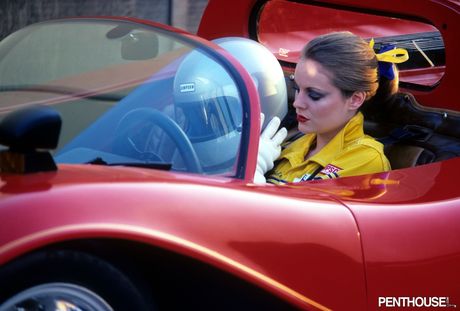 ブルネットの美女ダニエル・ジニブレが胸を強調し、コンバーチブルでポーズをとる