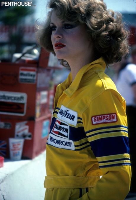 ブルネットの美女ダニエル・ジニブレが胸を強調し、コンバーチブルでポーズをとる