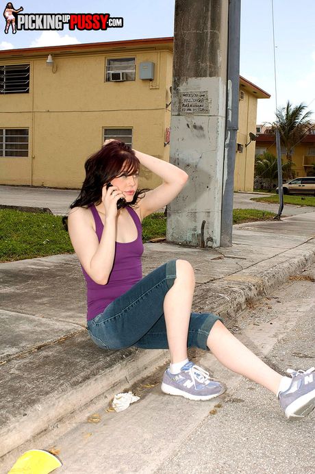 性感的年輕女孩 Raven Lynn 在吸吮大雞巴後被狠狠地操了