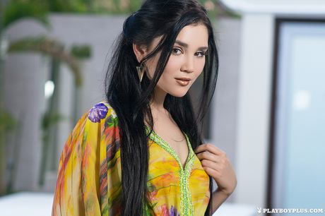 Den smukke ukrainske, kasakhstanske brunette Malena præsenterer sine små bryster og poserer solo