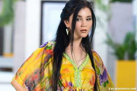 Den smukke ukrainske, kasakhstanske brunette Malena præsenterer sine små bryster og poserer solo