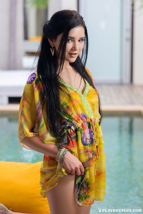 Den smukke ukrainske, kasakhstanske brunette Malena præsenterer sine små bryster og poserer solo