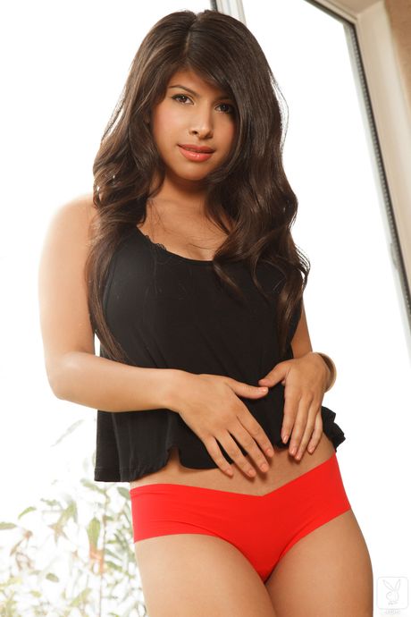 黑髮的美國、墨西哥封面女郎 Layla Rose 在單人秀中展示了她令人驚嘆的乳房和原始狀態的模特