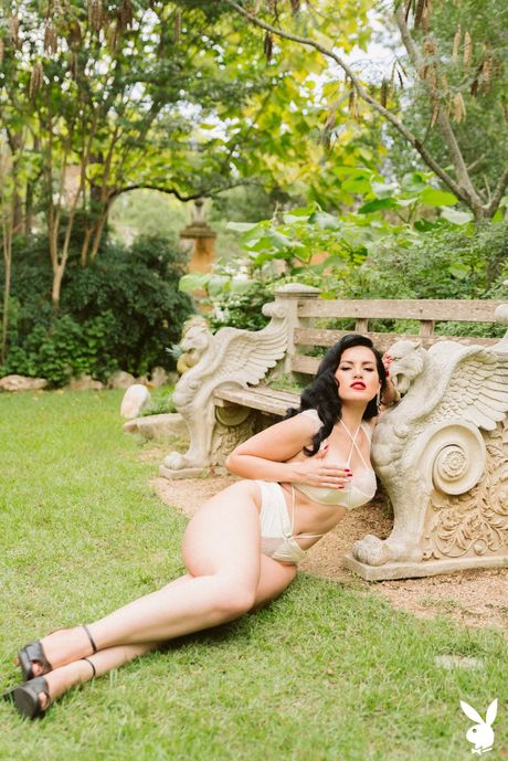 魅力的なアメリカのブルネットDizzymsLizzyyは彼女の自然なおっぱいと彼女の毛のない猫を紹介します