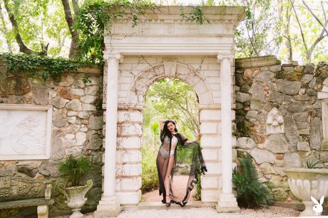 魅力的なアメリカのブルネットDizzymsLizzyyは彼女の自然なおっぱいと彼女の毛のない猫を紹介します