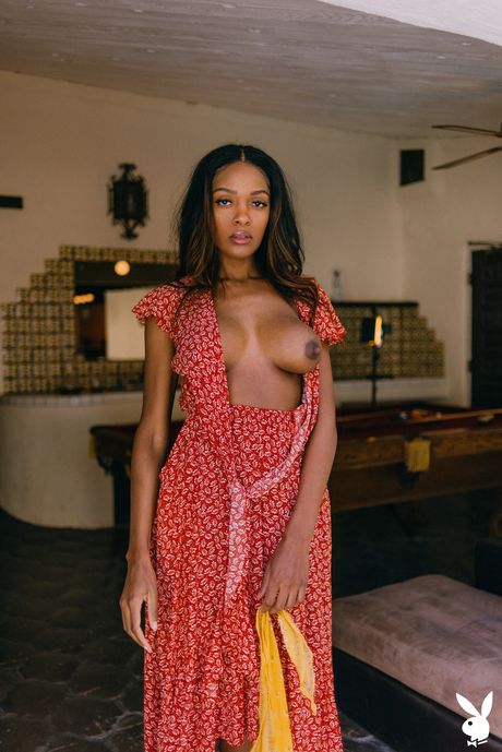 見事なアメリカの黒檀のアンバー・ローズは裸になる前に彼女の大きな胸とお尻を見せる